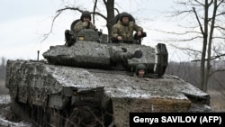  Ushtarët ukrainas në automjetet e blinduara luftarake suedeze, CV90, në Bahmut, Ukrainë, 27 nëntor 2023.