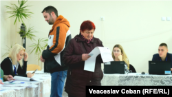 Imagine generică: cetățeni veniți la vot în cadrul alegerilor locale din noiembrie 2023