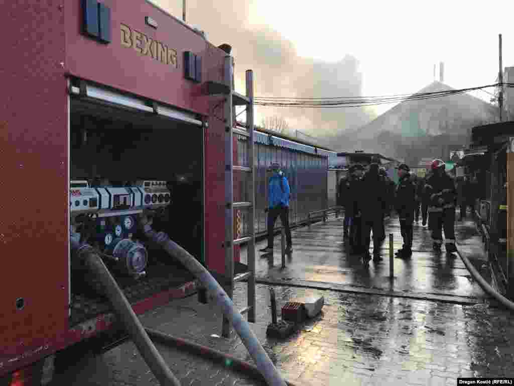 Vatrogasvi na licu mesta 24. januara 2024. Najveći deo Kineskog tržnog centra u Bloku 70 izgoreo je u požaru 2021. godine. Tada je požar zahvatio površinu od 4.000 kvadratnih metara. &nbsp;