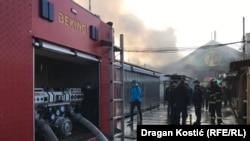 Na gašenju požara u Kineskom tržnom centru u Beogradu bilo je angažovano više od 70 vatrogasaca, 24. januar 2024. 
