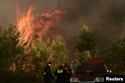 Vatrogasci se bore protiv požara nedaleko od sela Varnavas kod Atine, Grčka, 11. avgust 2024.