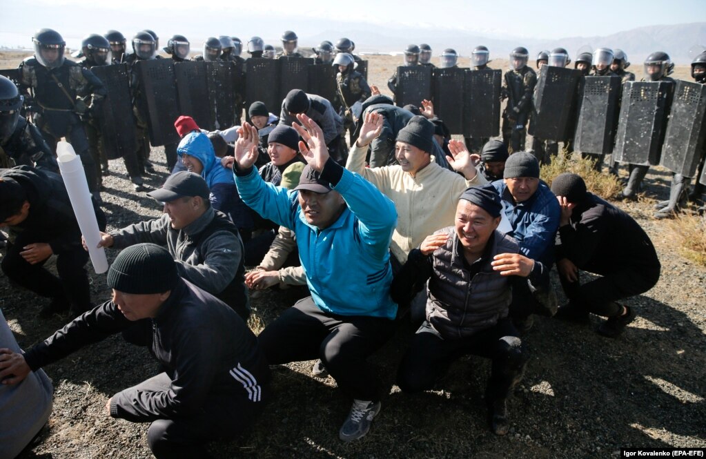 Uomini che si fingono manifestanti vengono visti circondati dalla polizia antisommossa durante un'esercitazione.   Gran parte dell'addestramento fotografato dalla stampa dell'11 ottobre sembra essersi concentrato su scenari di controllo della folla. 