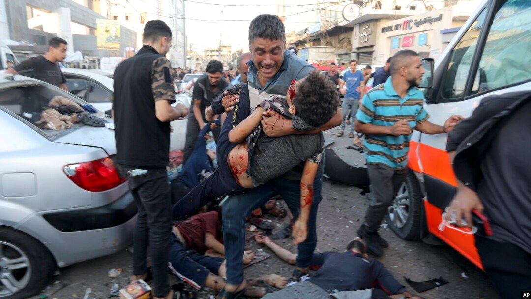 Fotografie din 3 noiembrie 2023, de lângă spitalul Al-Shifa din Gaza City. OMS spune acum că spitalul aproape a devenit un cimitir.