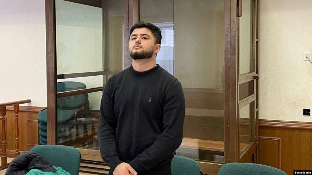 Ескі порно жастарды жалайды