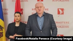 Membrul partidului „Renaștere”, deputatul neafiliat Vasile Bolea, alături de președinta formațiunii, Natalia Parasca la o conferință de presă din 2 august 2024.