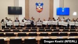 Odbornici koalicije "Srbija protiv nasilja" drže transparente u sali, 1. mart 2024.