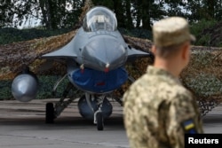 Український військовослужбовець біля бойового літака F-16, 4 серпня 2024 рокуроку