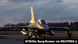 Un avion de luptă F16, aici pe un aerodrom din Norvegia. Sunt unele dintre cele mai performante avioane de vânătoare din lume. În Europa se află în Olanda, Danemarca și România. 