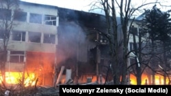 آتش‌سوزی ناشی از حملات هوایی و راکتی روسیه در یک منطقه اوکراین