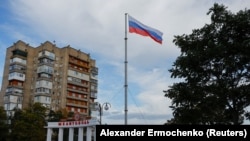Российский флаг на главной площади оккупированного Россией города Мелитополь Запорожской области, Украина, 13 октября 2022 года
