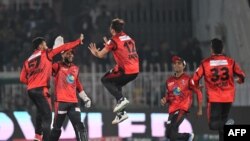 د لاهور قلندرز لوبغاړي د اسلام اباد یونایټېډ د بیټر په سوځولو خوشالي کوي - د مارچ شپږمې انځور.