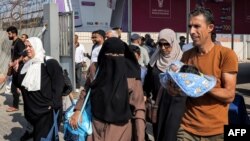 Ljudi prelaze Rafah granični prelaz na jugu Gaze