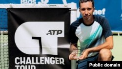 Казахстанский теннисист Михаил Кукушкин с наградой турнира ATP Challenger. Фото с сайта Федерации тенниса Казахстана
