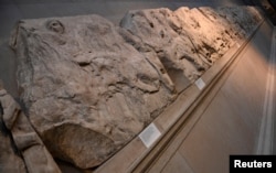 Reljef koji je dio Partenonskih skuplptura izložen u Britanskom muzeju, London, januar 2023.