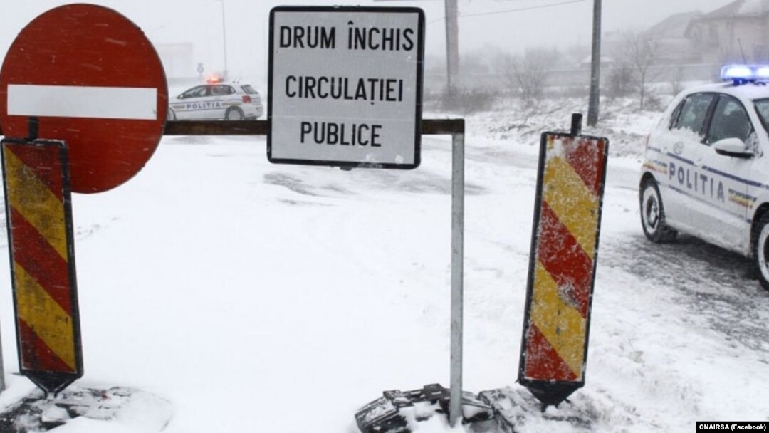 Aproape 30 de sectoare de drum național din cinci județe aflate sub avertizare Cod roșu de viscol au fost închis duminică dimineață. Imagine cu caracter ilustrativ.