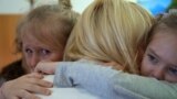 Copii ucraineni din București își iau rămas bun de la învățătoarea lor care pleacă înapoi în Ucraina
