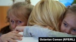 Copii ucraineni își iau rămas bun de la învățătoarea lor care a decis să plece din România înapoi în Ucraina.