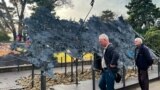 Біля кованої мапи Росії в парку Треньова у Сімферополі. Крим, листопад 2023 року