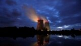 Para se diže iz rashladnih tornjeva nuklearne elektrane Electricite de France (EDF) u Belleville-sur-Loire, Francuska, 12. oktobar 2021. 