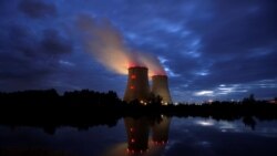 Para se diže iz rashladnih tornjeva nuklearne elektrane Electricite de France (EDF) u Belleville-sur-Loire, Francuska, 12. oktobar 2021. 