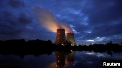 Vedere nocturnă asupra uzinei nucleare a companiei Electricité de France (EDF) de la Belleville-sur-Loire. Franța este cea mai mare producătoare de energie nucleară din UE, și vrea să producă și mai multă (Foto: REUTERS/Benoit Tessier)