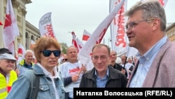 Політики від опозиційної партії «Право і Справедливість» Мацей Вонсік (праворуч) і Маріуш Камінський (по середині) на акції польський фермерів у Варшаві, Польща, 10 травня 2024 року