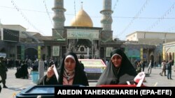 ამომრჩეველი ქალები საარჩევნო ურნებთან. თეირანი. 1 მარტი 