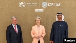 Генералният секретар на ООН Антонио Гутериш, председателят на Европейската комисия Урсула фон дер Лайен и президентът на Обединените арабски емирства шейх Мохамед бин Зайед ал-Нахаян на Конференцията на ООН за изменението на климата в Дубай, 1 декември 2023 г.