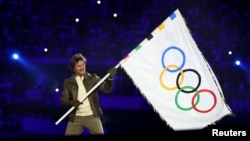 Tom Kruz sa olimpijskom zastavom, Pariz, 11. avgust 2024.