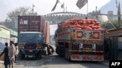 موتر های لاری که اموال تجارتی را به افغانستان و پاکستان از طریق گذرگاه تورخم انتقال می دهند 