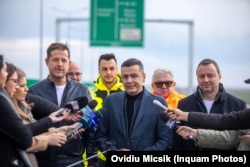 Ministrul Transporturilor, Sorin Grindeanu, a criticat recent CNIR că întârzie alegera unui director general permanent. În dreapta, Cristian Pistol, directorul celeilalte companii de dezvoltare a infrastructurii rutiere, CNAIR.