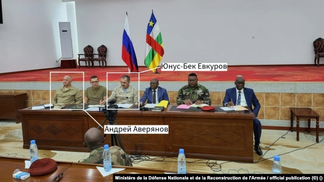 Руска делегация на среща с представители на Министерството на отбраната на ЦАР в Банги на 1 септември.