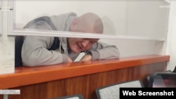 Журналист Думан Мұхаммедкәрім сот залында жақтастарының сұрақтарына жауап беріп тұр. Алматы облысы, 2024 жыл.