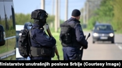 Policija na mestu gde se dogodila masovna pucnjava, 5. maj 2023.