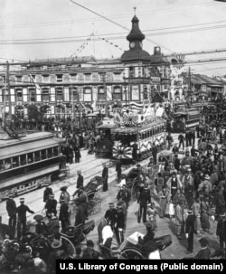 O stradă din Tokio în octombrie 1905, la scurt timp după victoria din războiul cu Rusia.