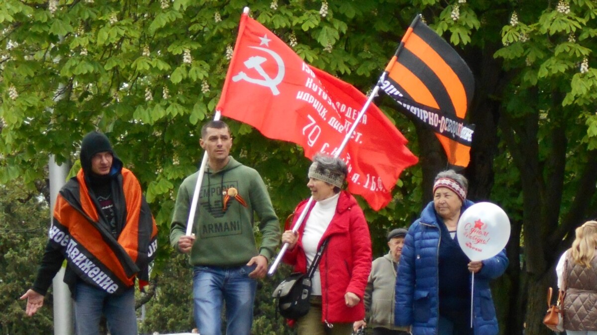 Радянські прапори, російські триколори та георгіївські стрічки – в окупованому Севастополі відзначили 9 травня