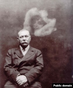 Артур Конан Дойл с призраком. 1922 г.