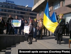 Стелла разом з іншими активістами запорізького Майдану під час акції навесні 2014 року