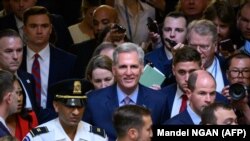 Kevin McCarthy, fostul lider al Camerei Reprezentanților din Congresul american (în centru), după votul istoric prin care a fost înlăturat din funcție, Washington, 3 octombrie 2023.