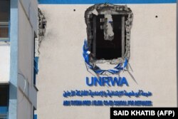 Slika snimljena 27. novembra 2023. prikazuje teško oštećenu školu UNWRA nakon izraelskih napada u selu Khuzaa, blizu Abasana istočno od Khan Yunisa.