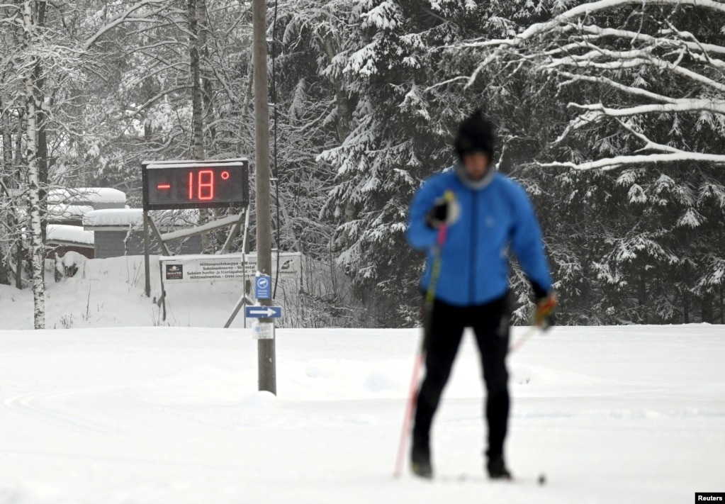 Temperaturat shënuan -18 gradë në shtegun e skijimit Oittaa në Espoo, Finlandë, më 4 janar 2024.