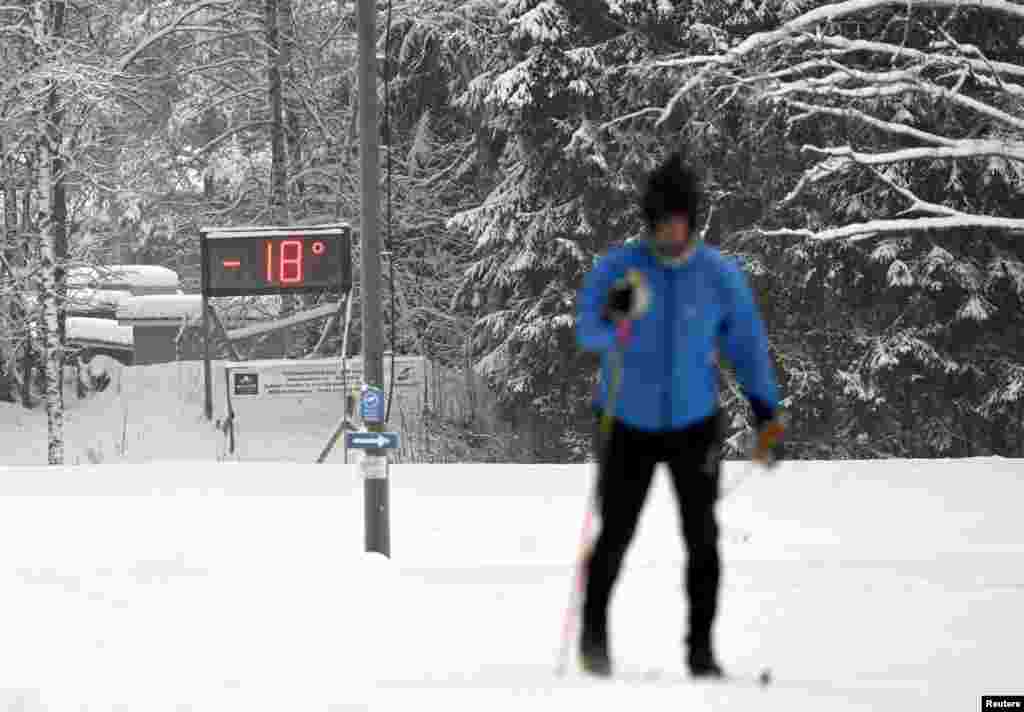 Temperaturat shënuan -18 gradë në shtegun e skijimit Oittaa në Espoo, Finlandë, më 4 janar 2024.