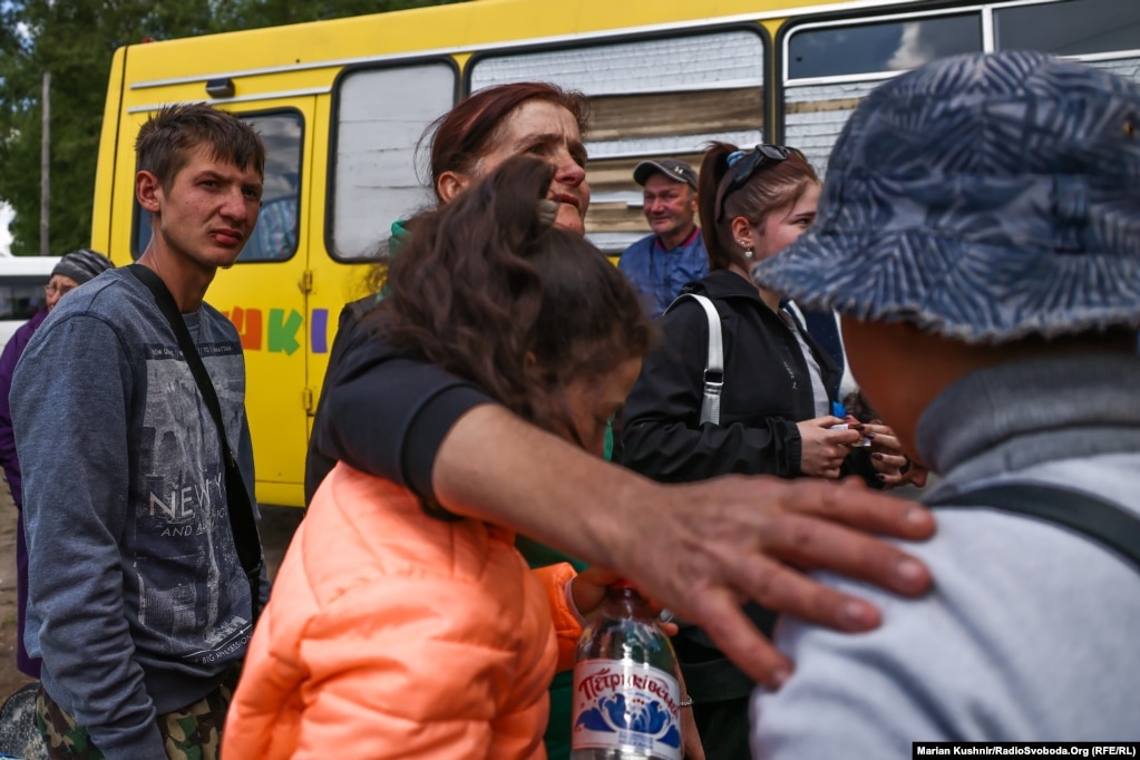 Kjo familje u evakuua nga fshati Sinelnikove, pranë Vovçanskut. Gruaja tha se i kanë mbijetuar pushtimit rus dhe i kujtojnë tmerret e tij. E brengosur për fëmijët e saj, ajo tha se ka vendosur të ikin nga shtëpia e tyre.