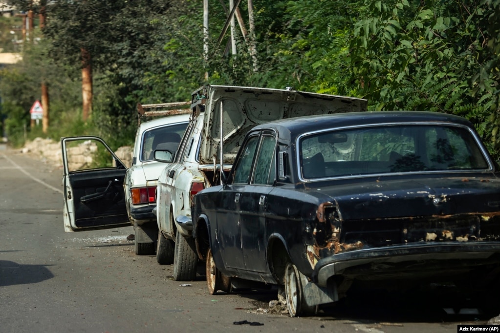 Auto abbandonate costeggiano una strada deserta a Xankendi.  Dopo sei anni di combattimenti separatisti terminati nel 1994 in seguito al crollo dell’Unione Sovietica, il Nagorno-Karabakh passò sotto il controllo delle forze etniche armene, sostenute dall’Armenia, trasformando in rifugiati circa 1 milione di residenti azeri.