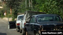 Mașini abandonate pe străzile din Stepanakert, principalului oraș din enclava Nagorno-Karabah, părăsită de aproape toți etnicii armeni, Azerbaidjan (2 octombrie 2023)