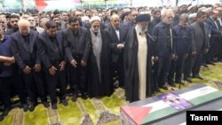 Vrhovni iranski vođa Ali Hamenei frži molitvu nad kovčegom s telom Ismaila Hanijea u Teheranu.