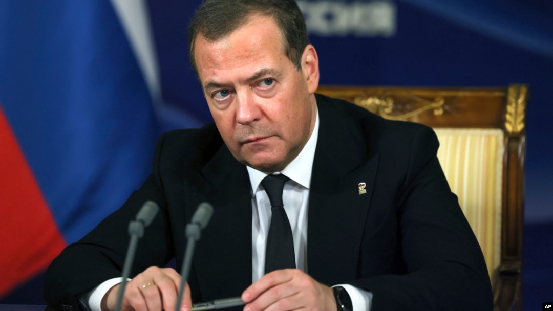 Fostul președinte rus Dmitri Medvedev: „Este mai important să-i ucizi pe toți cei implicați. Pe toți. Cei care au plătit. Cei care au simpatizat. Cei care au ajutat. Omorâți-i pe toți.”