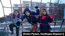 Ника, Ярик и Арина си играят на детската площадка пред блока в "Младост". Техни приятели все още са в Украйна. Сега си пишат с тях, но не говорят за войната
