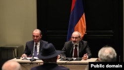 Премьер-министр Армении Никол Пашинян (справа) на встрече с представителями армянской общины Германии. 3 марта 2023 г.