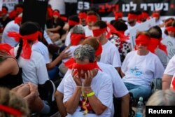 Članovi kibuc zajednice Kfar Aza sa povezima na očima u znak podrške porodicama čije je najbliže Hamas uzeo za taoce, u Tel Avivu, Izrael, 2. novembra.